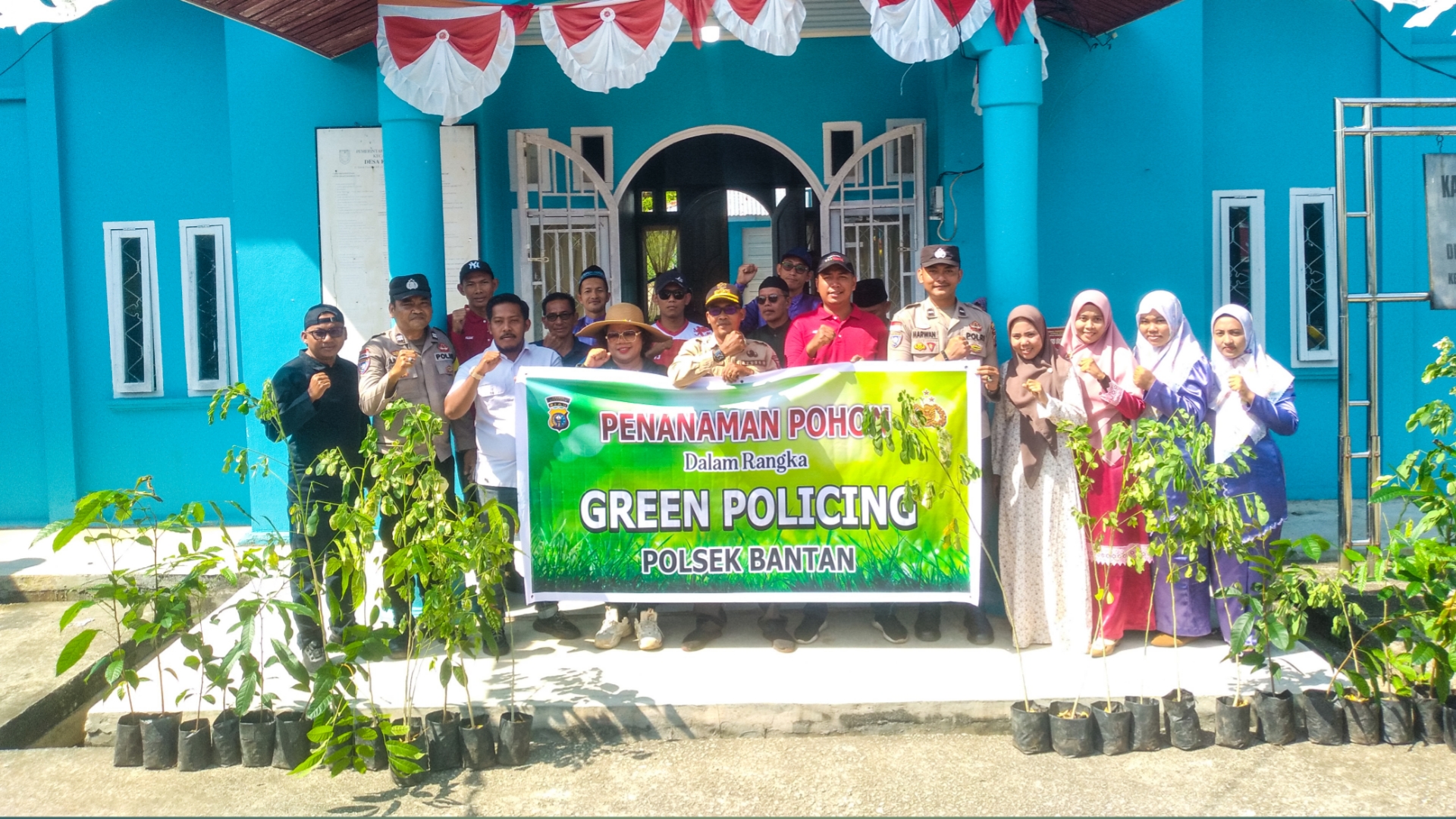 Penanaman Pohon Dalam Rangka GREEN POLICING Yang Di Selengarakan Oleh Dinas Lingkungan Hidup Dan Polsek Bantan Di Desa Kembung Luar .