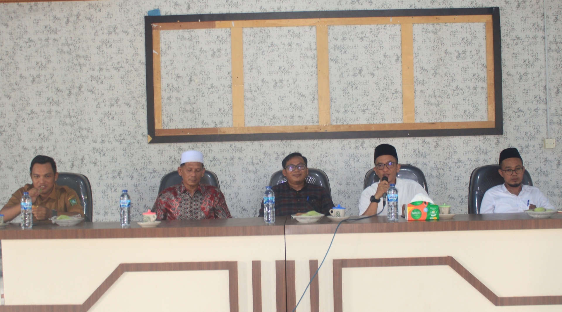 Baznas Badan Amil Zakat Kabupaten Bengkalis Memberi Bantuan Berupa 2 Kursi Roda dan 1 Tongkat untuk Masyarakat Desa Kembung Luar 