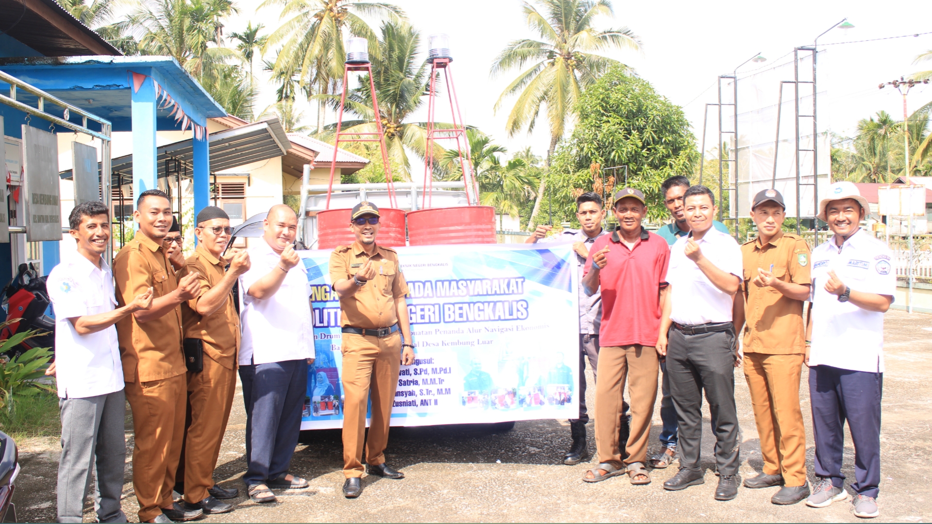Bantuan Penanda Alur Navigasi Ekonomi Dari Politeknik Negeri Bengkalis Untuk Masyarakat di Desa Kembung Luar..