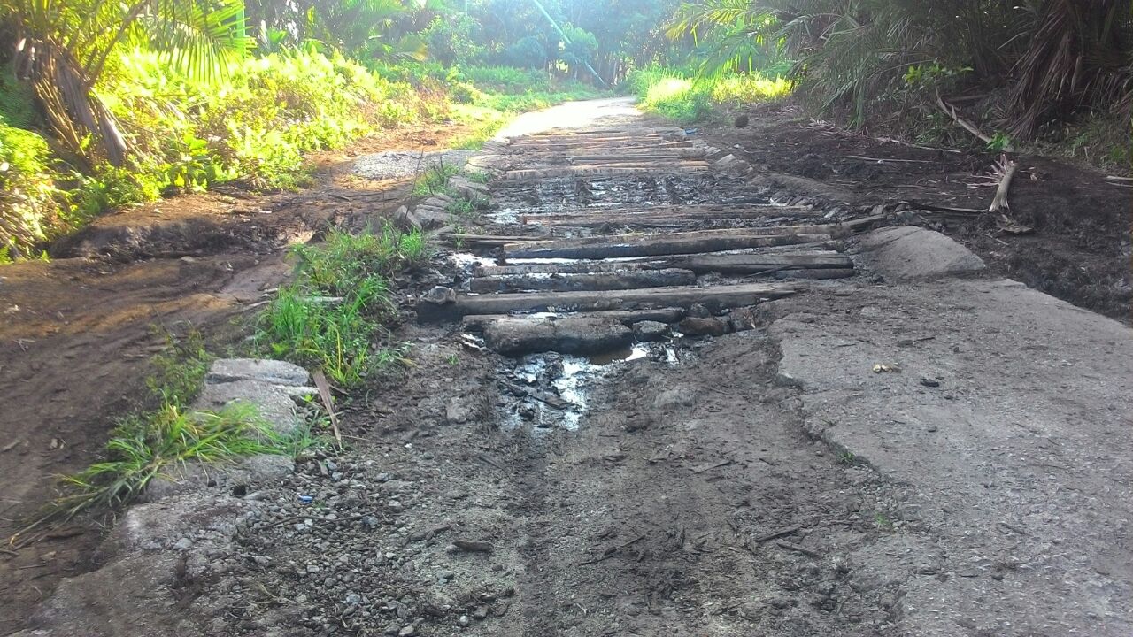 Masyarakat Sekodi Keluhkan Jalan Poros Hancur