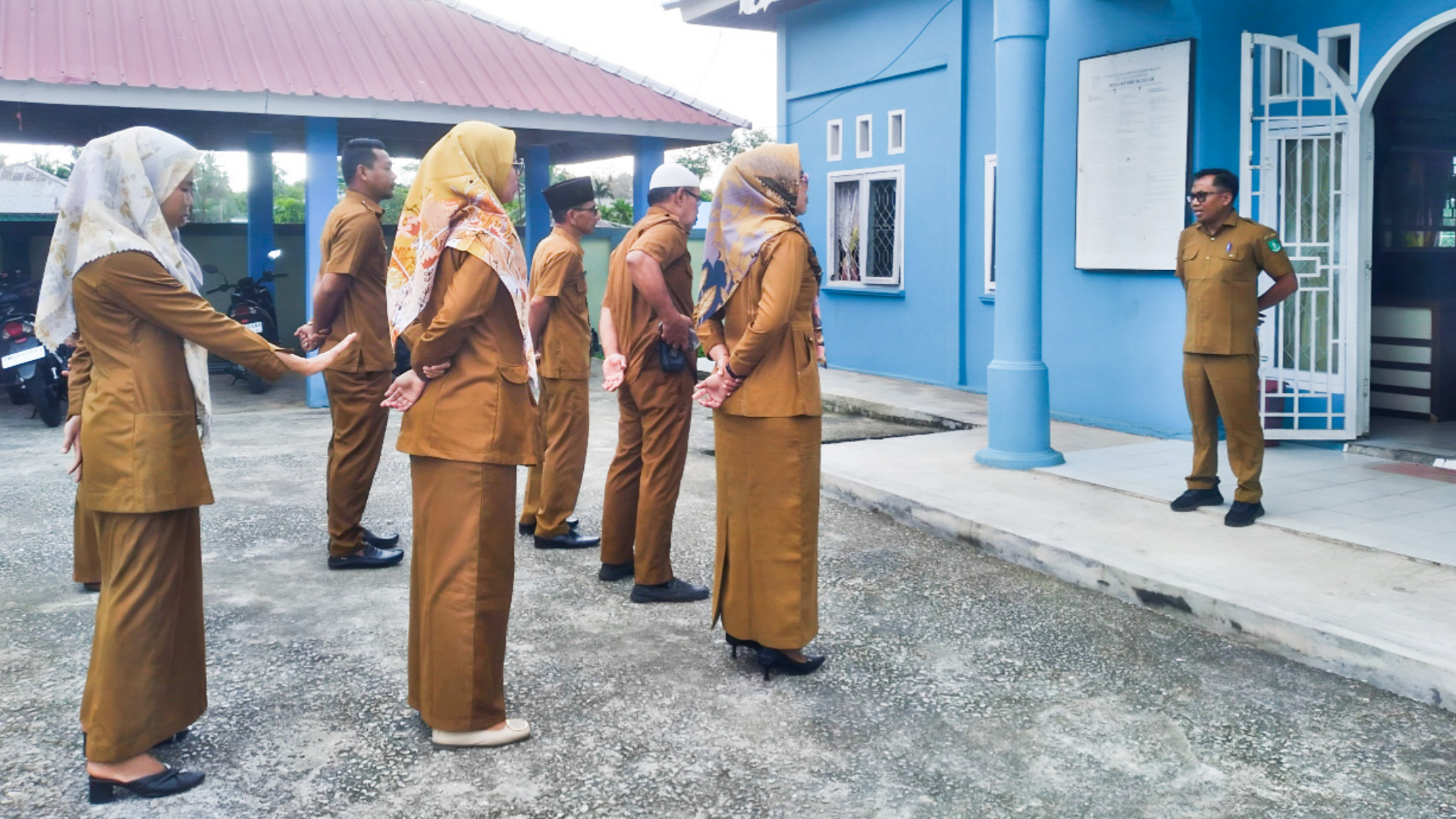 Pemerintah Desa Kembung Luar melakukan apel briefing di halaman kantor Desa Kembung Luar.  Senin, 24 Febuari 2025